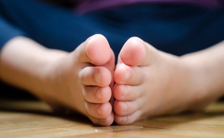 子供の足の爪には赤やホコリが溜まりやすい