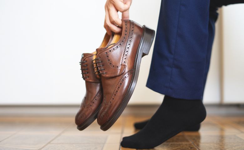 人の家に上がる前に革靴を脱ぐ