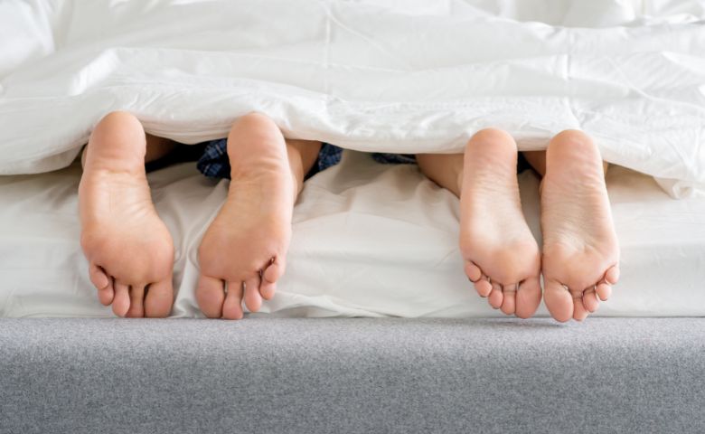 男女の足裏