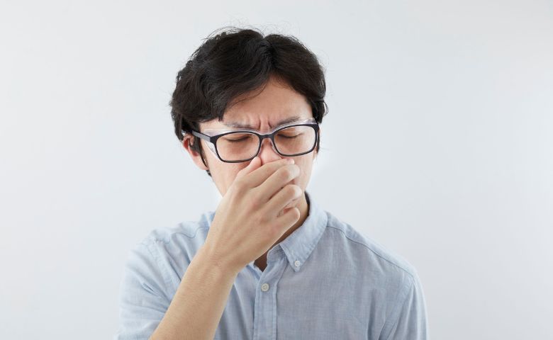 足の臭いに苦しむ男性